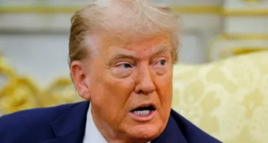 Donald Trump em close, olhando para o lado, sério, de boca aberta