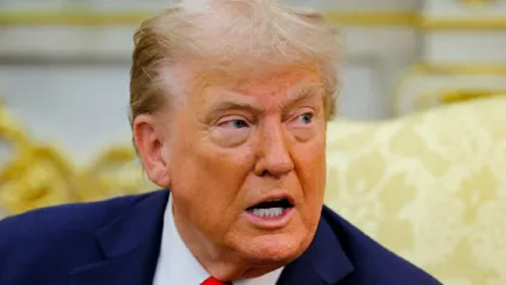 Donald Trump em close, olhando para o lado, sério, de boca aberta