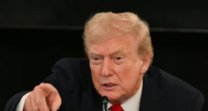 O presidente dos EUA, Donald Trump, sério, apontando pra frente