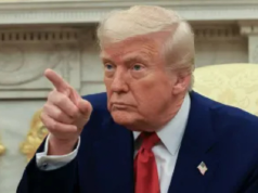 Donald Trump olhando para o lado e apontando, sério