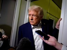 Donald Trump com expressão desconfiada