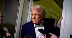 Donald Trump com expressão desconfiada