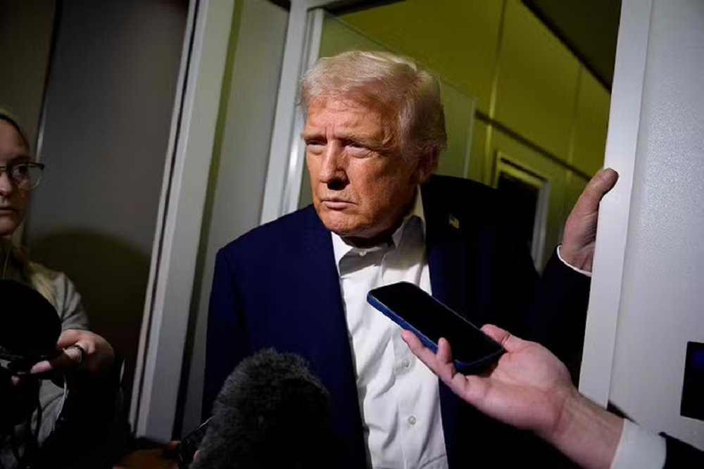 Donald Trump com expressão desconfiada