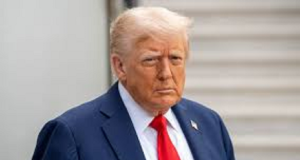 Donald Trump com expressão séria