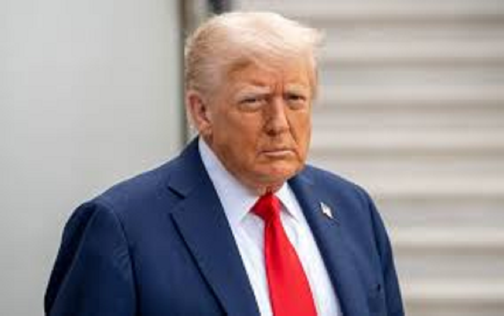 Donald Trump com expressão séria
