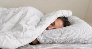 Pessoa dormindo coberta