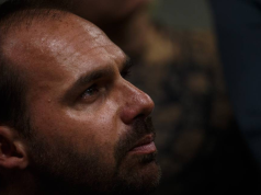 deputado federal Eduardo Bolsonaro (PL) no canto esquerdo de foto, de perfil, sério, em close