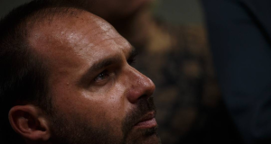 deputado federal Eduardo Bolsonaro (PL) no canto esquerdo de foto, de perfil, sério, em close