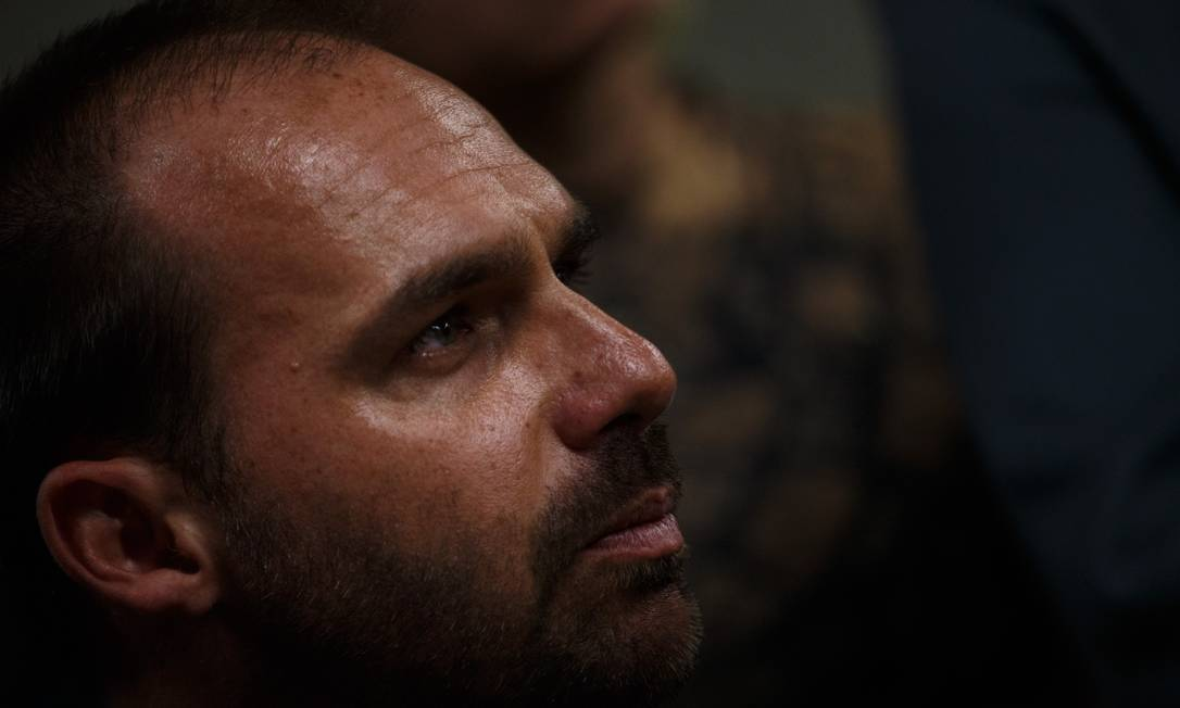 deputado federal Eduardo Bolsonaro (PL) no canto esquerdo de foto, de perfil, sério, em close