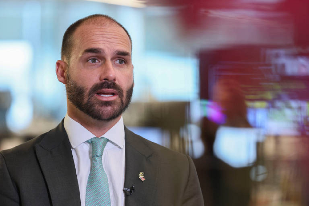 deputado Eduardo Bolsonaro (PL-SP) com cara de assustado sem olhar para a câmera