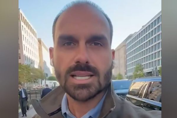 Eduardo Bolsonaro tenta desqualificar reunião Brasil-EUA: “Não conseguiu nada”