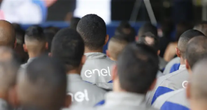 Funcionários da Enel uniformizados, de costas