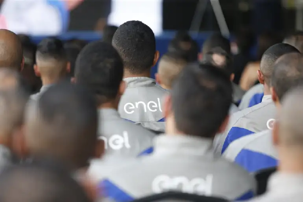 Funcionários da Enel uniformizados, de costas