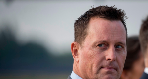 Richard Grenell, enviado especial de Donald Trump, sério, olhando para o lado sem olhar para a câmera