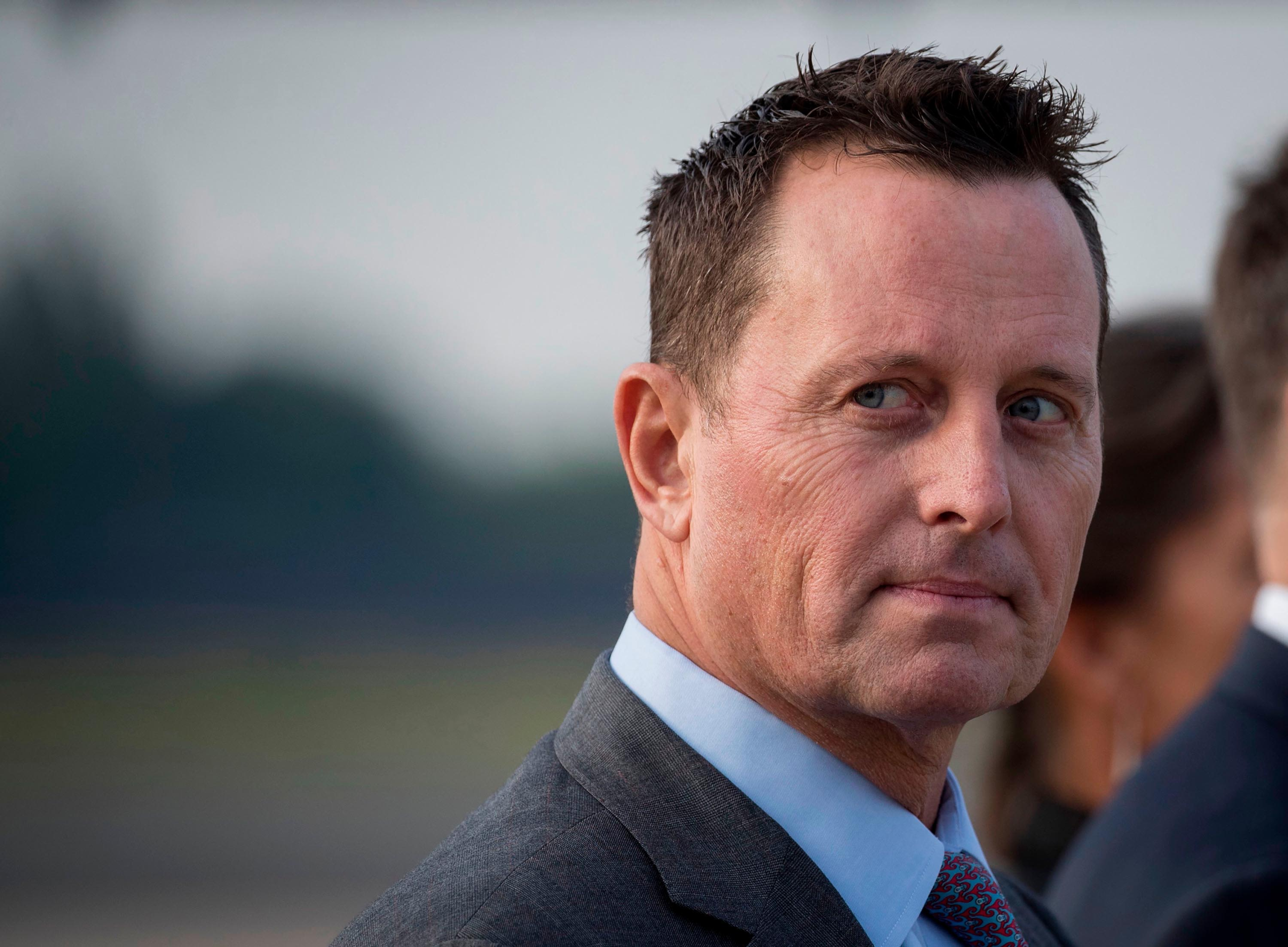 Richard Grenell, enviado especial de Donald Trump, sério, olhando para o lado sem olhar para a câmera