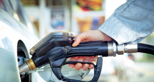 Carro sendo abastecido