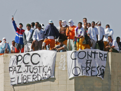 Integrantes de facções com faixas