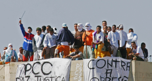 Integrantes de facções com faixas