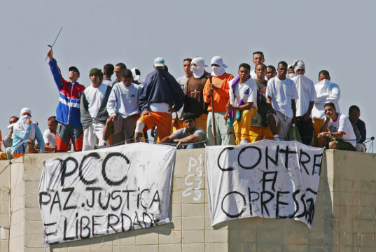 Integrantes de facções com faixas