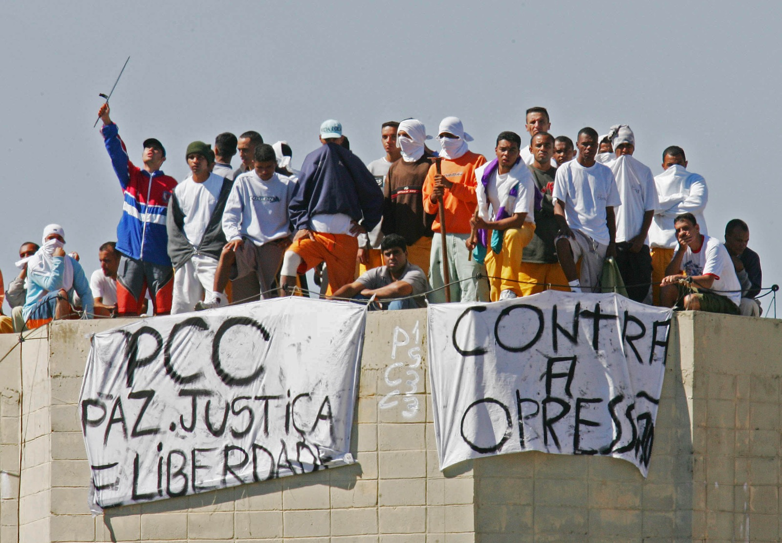 Integrantes de facções com faixas