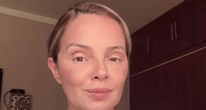 Aline Bardy Dutra, conhecida como "Esquerdogata", em close, de cabelo preso, séria