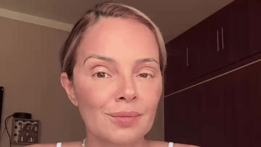 Aline Bardy Dutra, conhecida como "Esquerdogata", em close, de cabelo preso, séria