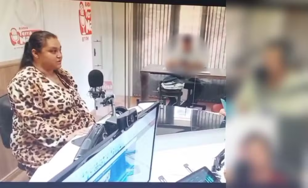 Francyelle Silvestre durante entrevista em rádio