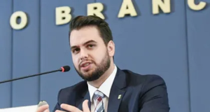 Filipe Martins sério, falando em microfone e gesticulando
