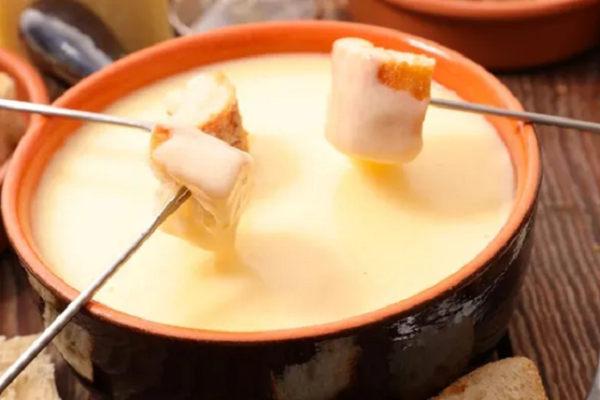 Fondue de queijo suíço: receita clássica para noites de frio