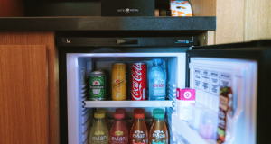 Frigobar repleto de bebidas