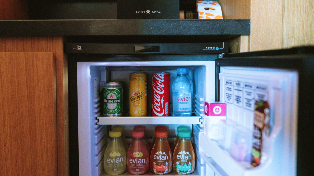 Frigobar repleto de bebidas