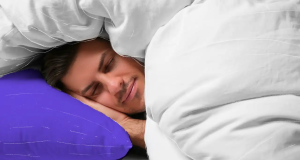 Homem dormindo coberto