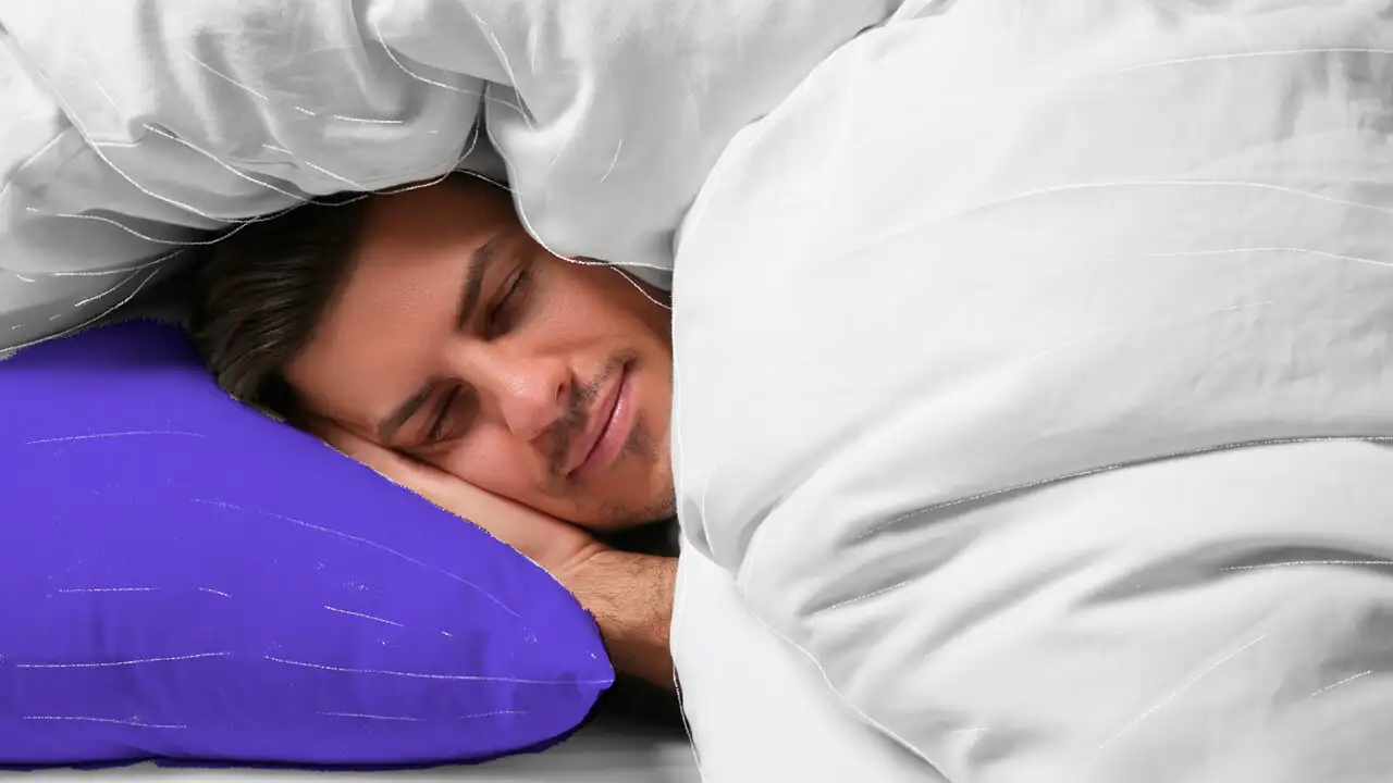 Homem dormindo coberto