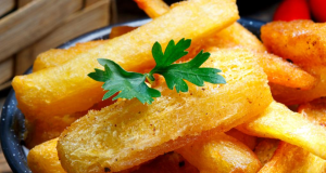 Porção de aipim cortado e frito