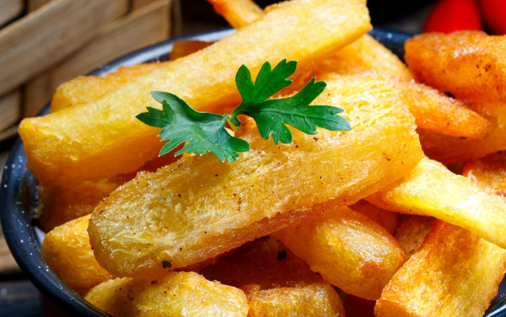 Porção de aipim cortado e frito