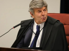 ministro Luiz Fux olhando para o lado e fazendo bico