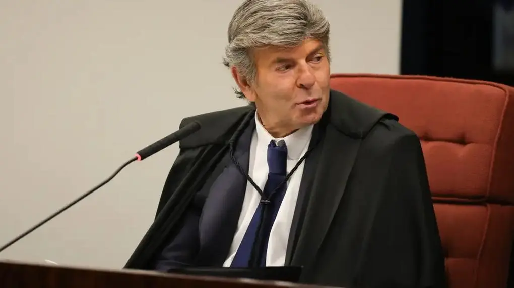 ministro Luiz Fux olhando para o lado e fazendo bico