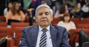 general Augusto Heleno sério, sentado, em julgamento, de roupa social