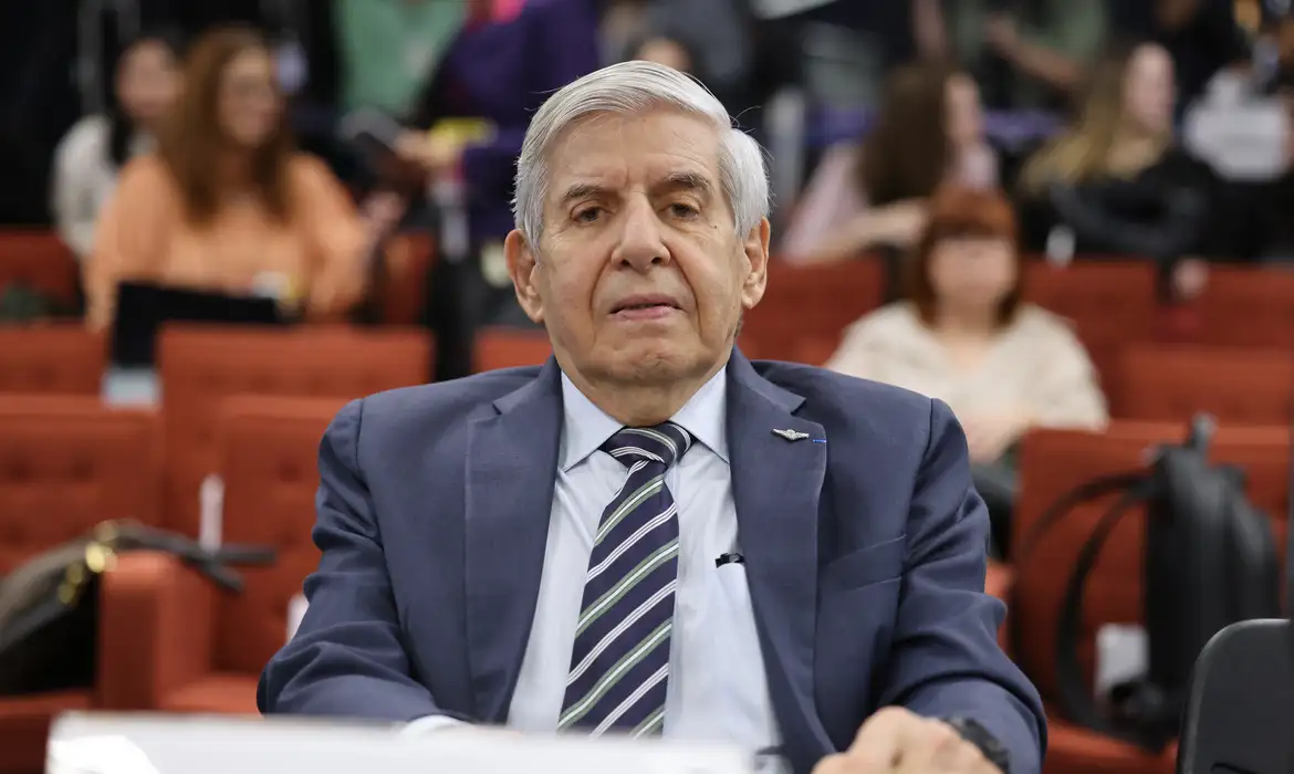 general Augusto Heleno sério, sentado, em julgamento, de roupa social