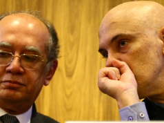 Gilmar Mendes e Alexandre de Moraes lado a lado, conversando, em close