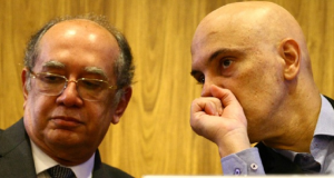 Gilmar Mendes e Alexandre de Moraes lado a lado, conversando, em close
