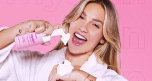 Virginia Fonseca sorrindo, de roupão branco e cabelo solto, com produto da Wepink