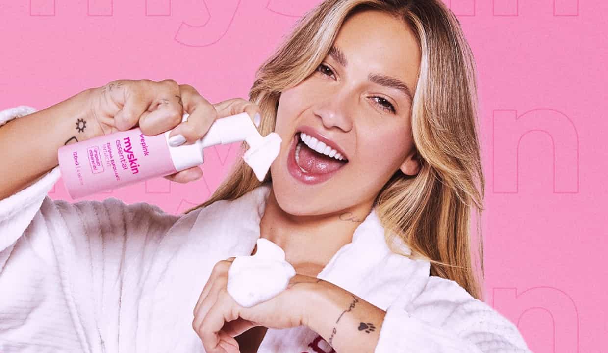 Virginia Fonseca sorrindo, de roupão branco e cabelo solto, com produto da Wepink