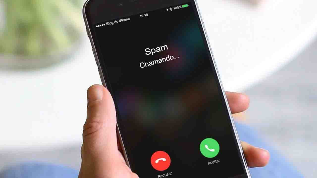 Tela de celular com mensagem de spam