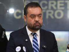 governador do Rio de Janeiro, Cláudio Castro, sério, sem olhar pra câmera