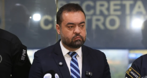 governador do Rio de Janeiro, Cláudio Castro, sério, sem olhar pra câmera