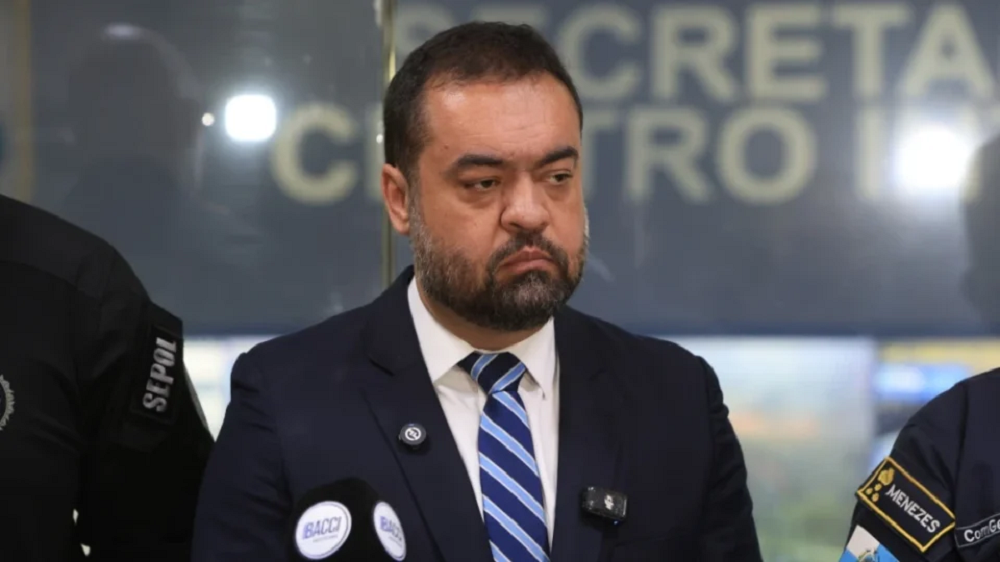 governador do Rio de Janeiro, Cláudio Castro, sério, sem olhar pra câmera