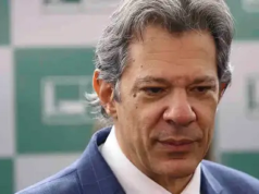 O ministro Fernando Haddad em close, sério, sem olhar para a câmera