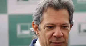 O ministro Fernando Haddad em close, sério, sem olhar para a câmera