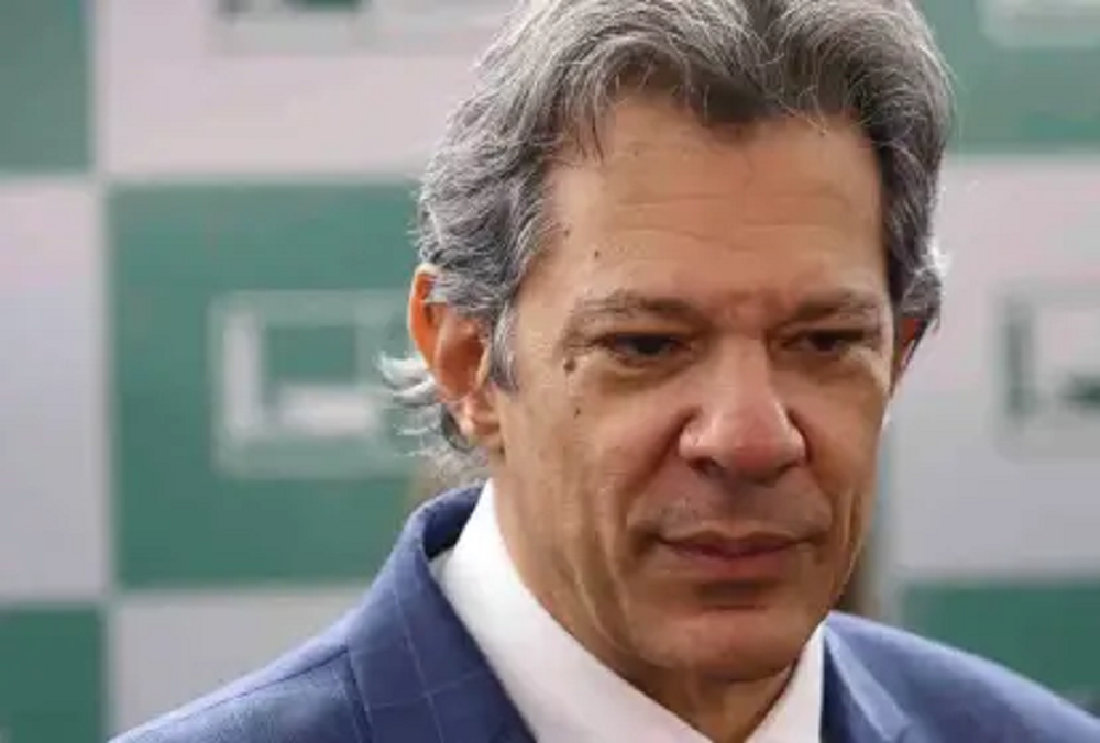 O ministro Fernando Haddad em close, sério, sem olhar para a câmera